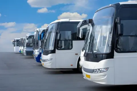Duży autokar ile miejsc? Poznaj zaskakujące różnice w pojemności