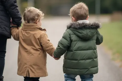 Czy sąd może zmusić dziecko do kontaktów z ojcem? Fakty i prawo