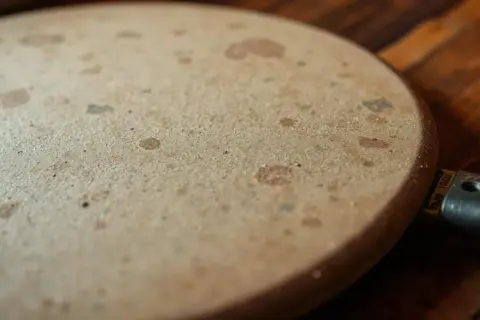 Dlaczego pizza przywiera do kamienia i jak tego uniknąć?