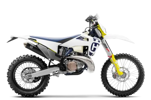 Biały motocykl Husqvarna 250 2t z niebieskim siedzeniem i żółtymi akcentami, gotowy na terenowe wyzwania.