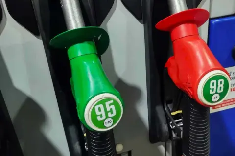 Dwie dysze dystrybutorów paliwa: zielona z napisem 95 E10 i czerwona z 98 E5. Idealne do tankowania patrol y60.