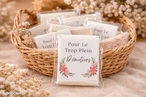 Un panier rempli de petits paquets décorés de fleurs, parfaits pour les larmes de joie.