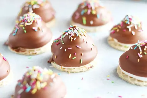 Chokladöverdragna marängbottnar med strössel. Ett mums mums recept som passar alla.