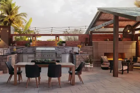 Elegantes patios con barbacoa, cocina exterior, chimenea y zona de comedor bajo luces cálidas.