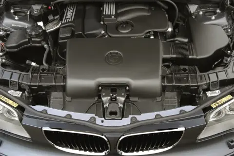 Silnik BMW E64, czysty i zadbany, gotowy do jazdy.