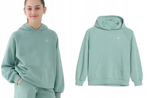Dziewczynka w miętowej bluzie oversize z kapturem i kieszenią kangurką. Obok bluza bez modelki.