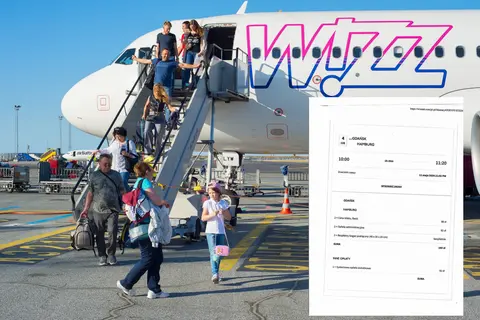 Pasażerowie schodzą po schodkach z samolotu Wizz Air, obok widoczny wydruk z informacjami o locie.
