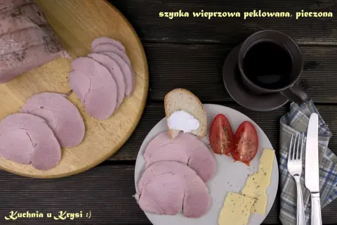 Pyszna szynka kulka na obiad, pokrojona w plastry, z chlebem, pomidorami i serem. Idealna na lekki posiłek.
