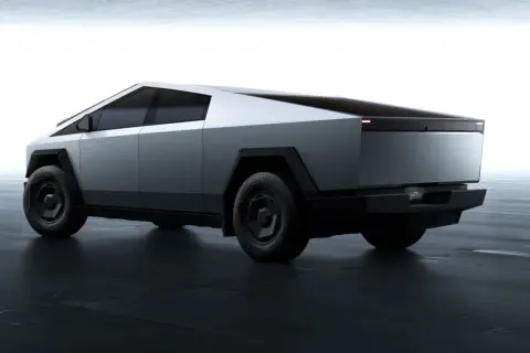 Futurystyczny Tesla Cybertruck w kolorze srebrnym, z ostrymi krawędziami. Zastanawiasz się nad jego tesla cybertruck cena?
