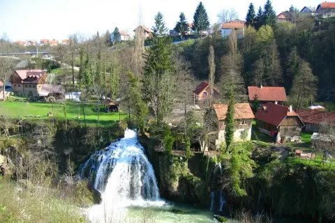 Magnifique cascade en Croatie, avec des maisons traditionnelles nichées dans la verdure. Un paysage pittoresque.