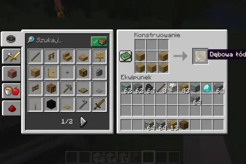 Gracz tworzy dębową łódkę w Minecrafcie, używając desek.