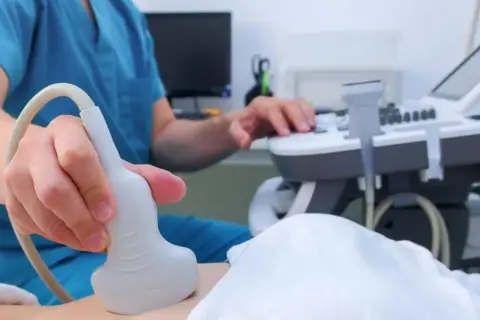 Lekarz wykonuje USG jamy brzusznej, badanie kluczowe dla diagnostyki trzustki.