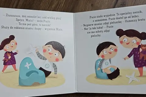 Pucio u dentysty? Nie, to nocnik! Misia tłumaczy, że to specjalny nocnik z samolotem, ale Pucio nie chce zdjąć pieluchy.