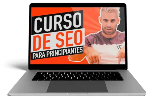 Un hombre rubio explica un curso SEO para principiantes en una laptop. ¡Aprende SEO gratis con Google!