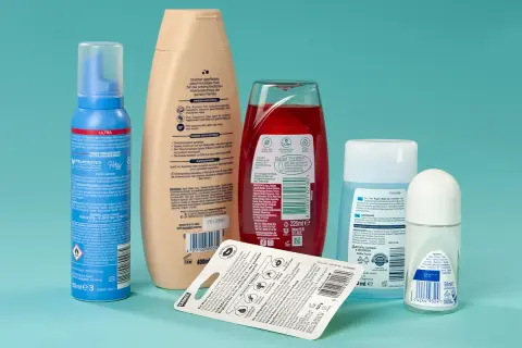 Kosmetikprodukte: Schaumfestiger, Shampoo, Duschgel, Deodorant-Roller und Lippenbalsam. Inhaltsstoffe wie Hexyl Benzoate sind oft enthalten.