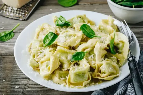 Jaki sos do tortellini ze szpinakiem i ricottą, który zaskoczy smakiem?