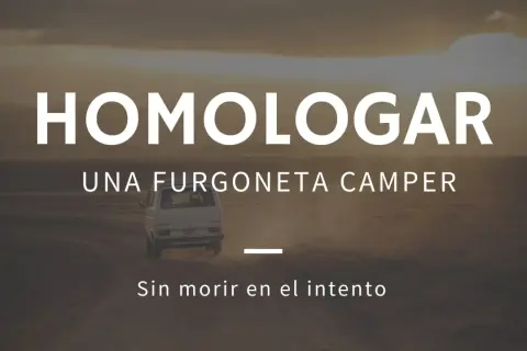 Homologar una furgoneta en camper es posible. Una furgoneta blanca avanza por un camino polvoriento al atardecer.