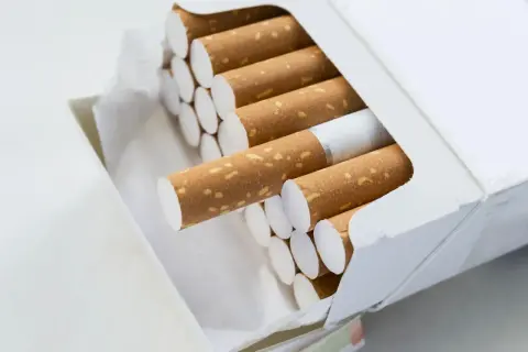 Otwarta paczka papierosów, idealna na podróż. Zastanawiasz się, ile papierosów można przywieźć z Turcji?