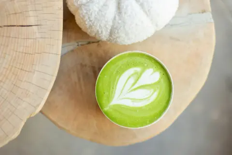 Un café matcha avec une jolie mousse, parfait pour une recette gourmande.