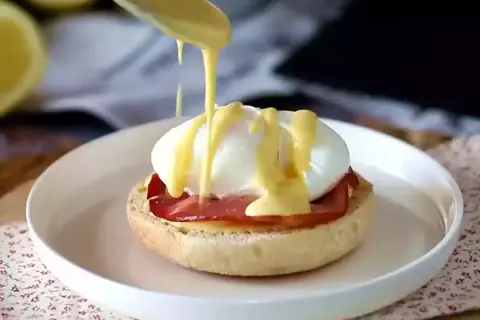 En perfekt ägg Benedict med krämig hollandaisesås. Ett enkelt hollandaisesås recept för en lyxig frukost.