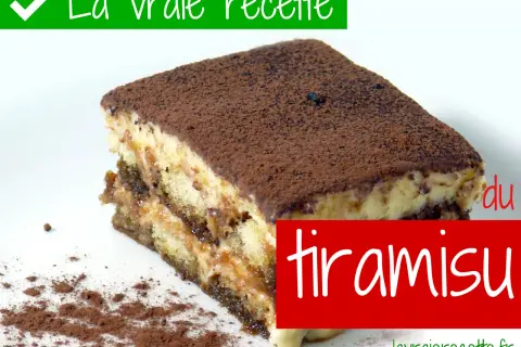 Une part de tiramisu onctueux, saupoudrée de cacao. La vraie recette du tiramisu avec sa crème liquide.