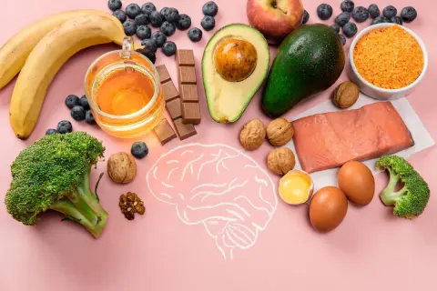 Bananes, myrtilles, chocolat, avocat, noix, saumon, œufs, brocolis, lentilles et pomme : 10 aliments bon pour le cerveau.