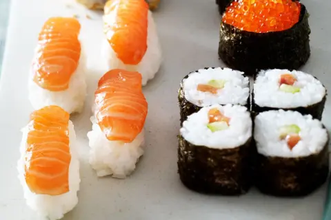 Frisches Sushi mit Lachs selber machen ist einfach! Hier Nigiri mit Lachs und Maki-Rollen mit Gurke und Lachs.