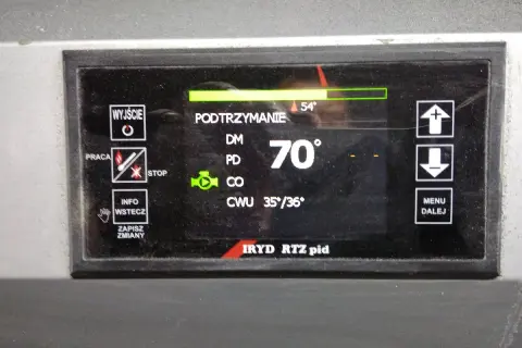 Wyświetlacz sterownika kotła Iryd RTZ PID z temperaturą 70°C i wskaźnikami pracy.