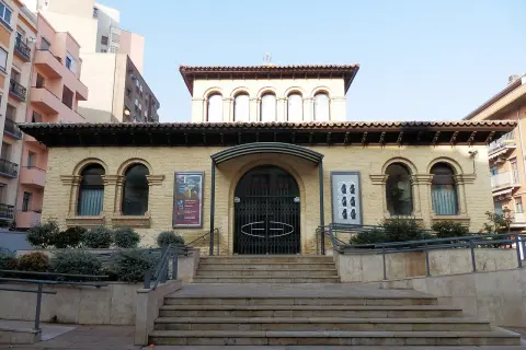 Fachada del teatro Mercado de Zaragoza, con escalinata y arcos de ladrillo.