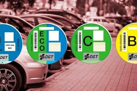 Pegatinas DGT ECO, C y B en coches aparcados en Bilbao.