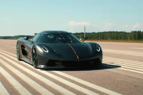 Mörkgrå Koenigsegg Jesko Absolut på en landningsbana, redo för en 0-100 km/h acceleration.