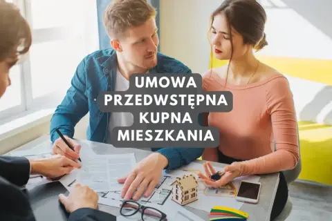 Para młoda podpisuje umowę przedwstępną kupna mieszkania z agentem nieruchomości. Klucze do nowego domu i makieta budynku na stole.