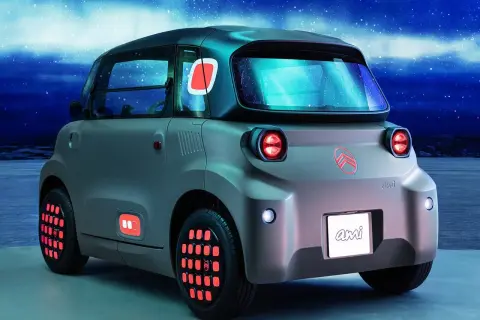 Citroën Ami, un veicolo elettrico compatto e colorato, ideale per la città. Le sue recensioni ne lodano la praticità e il design unico.