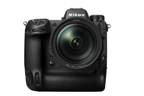 Profesjonalny aparat Nikon z obiektywem, idealny do tworzenia zdjęć do rankingu aparatów bezlusterkowych.