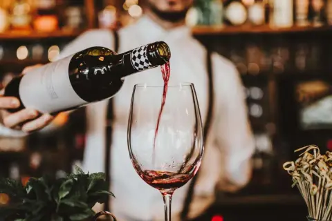 Gdzie na wino we Wrocławiu? Odkryj wyjątkowe miejsca i smaki