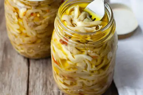 Melanzane sott'olio alla napoletana, un tesoro di sapori in barattolo. Una forchetta assaggia questa delizia.