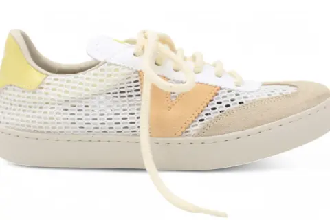 Sneaker bianca e beige con dettagli in camoscio e giallo. La rete traspirante e i lacci chiari rendono queste victoria calzature perfette per l'estate.