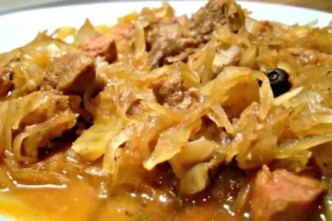 Tradycyjny polski bigos przepisy mistrzów. Aromatyczny gulasz z kapusty i mięsa, gotowy do podania.