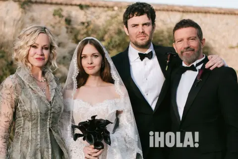 La novia, su novio, la madre de la novia y Antonio Banderas posan juntos en una boda.