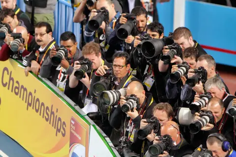Des photographes, exemples de photojournalisme def, immortalisent un événement sportif, leurs appareils braqués sur l'action.