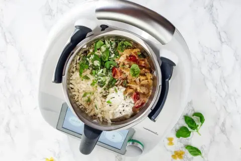 Thermomix mit Nudelgericht, Tomaten, Basilikum und Käse.