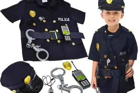 Chłopiec w stroju policjanta dla dzieci, z odznaką, czapką, kajdankami i krótkofalówką. Gotowy do akcji!