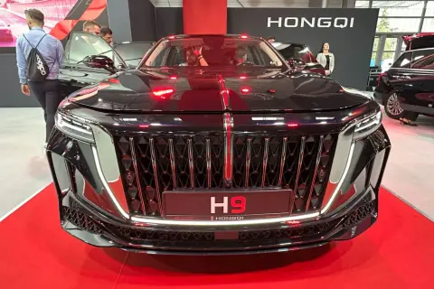 Elegancki czarny Hongqi H9 na czerwonym dywanie. Zastanawiasz się nad jego hongqi h9 ceną?