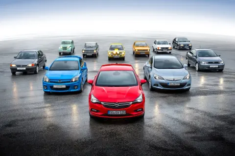 Kolekcja Opli Astra, od klasyków po nowoczesne modele, w tym opel astra k 1.4 turbo, prezentuje ewolucję designu.