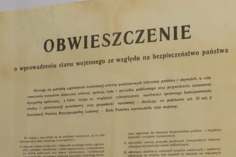 Obwieszczenie o wprowadzeniu stanu wojennego. Dokument informuje o ograniczeniach i zakazach w związku z bezpieczeństwem państwa.