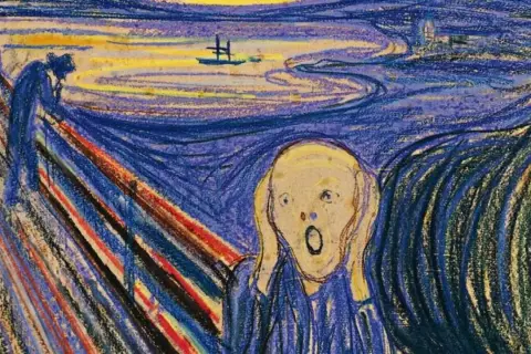 Una figura con las manos en las orejas, rostro pálido y boca abierta, en un paisaje onírico. Varias versiones de "El Grito" capturan esta angustia.