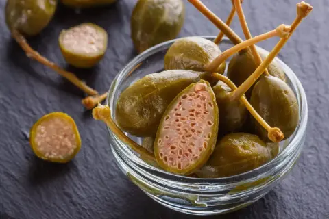 Kapary do czego? Te zielone pączki kwiatowe, często marynowane, dodają smaku sałatkom, rybom i sosom.