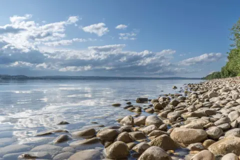 Ein ruhiger Uferabschnitt am Starnberger See mit vielen Steinen. Perfekt zum Baden und ein echter Geheimtipp für einen entspannten Tag.