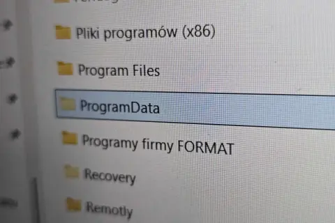 Widok folderów na dysku, w tym "ProgramData", gdzie często przechowywane są dane aplikacji.