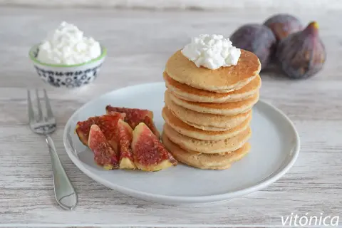 Pancakes con queso cottage y higos, una deliciosa receta para el desayuno.